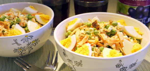 Морковный салат с зеленым горошком и зернистым творогом