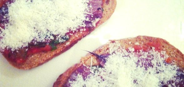 Брускетта с анчоусами и пармезаном