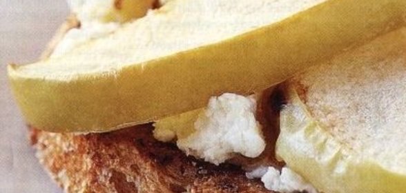 Чудо-бутерброд с козьим сыром и яблоками
