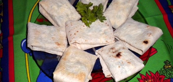 Печеный лаваш с сыром, чесноком и зеленью