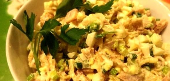 Блинный салат с копченой курицей