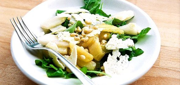 Грушевый салат с рукколой и овечьим сыром
