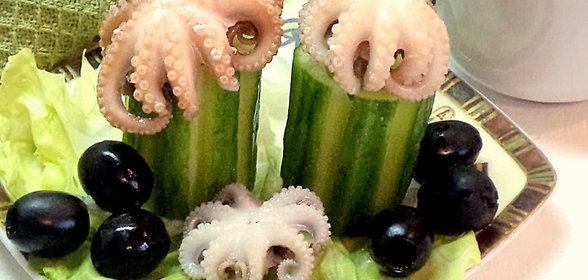 Огурцы фаршированные сыром, морепродуктами и маслинами
