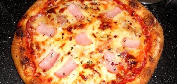 Пицца с мясом и помидорами