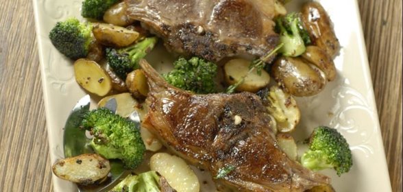 Бараньи ребрышки с картофелем и брокколи