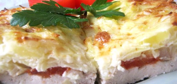 Курица, запеченная под тертым картофелем