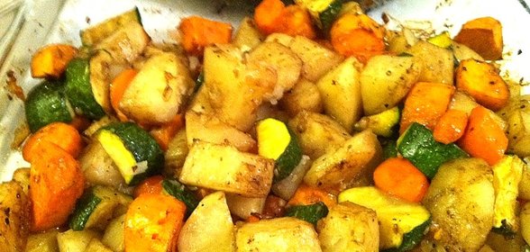 Картофель с овощами запеченный