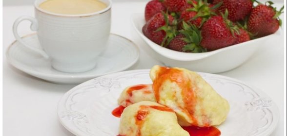 Паровые вареники с клубникой