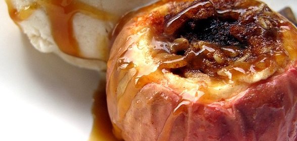 Печеные яблоки с ванилью и орехами