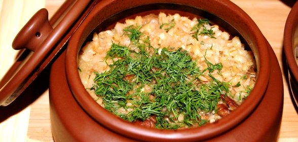 Каша перловая с мясом, запеченная в горшочке