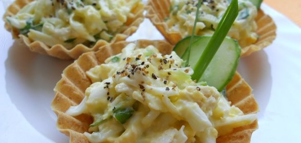 Тарталетки с курицей и огурцом