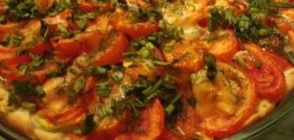 Открытый томатный пирог с чесночным творогом