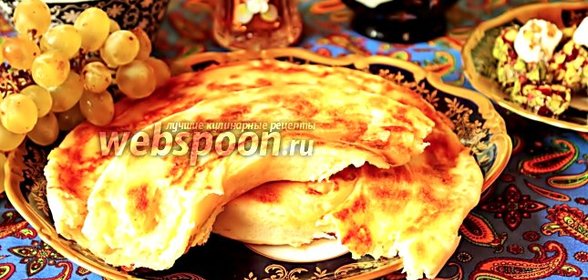 Хлебная лепёшка с сыром на сковороде