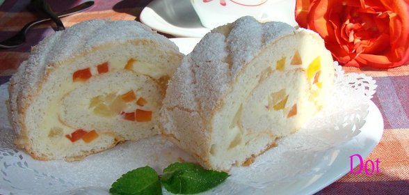 Бисквитный рулет на белках с заварным кремом и экзотическими фруктами