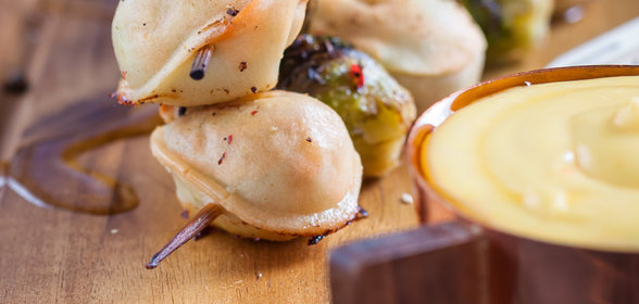 Шашлычки из пельменей и брюссельской капусты с сырным соусом