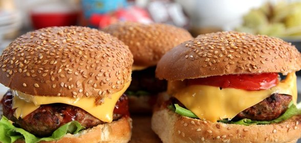 Чизбургер гриль с сезонными овощами