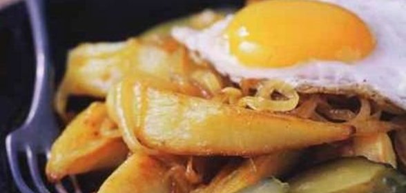 Жареная картошка с луком и яичницей