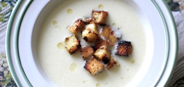 Суп-пюре из цветной капусты с горчичными гренками