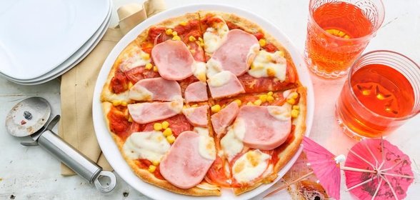 Пицца с колбасой