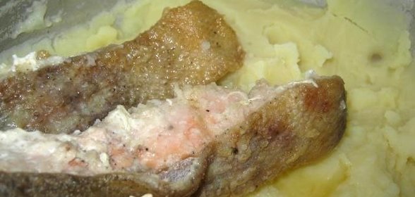 Лосось жареный с картофелем