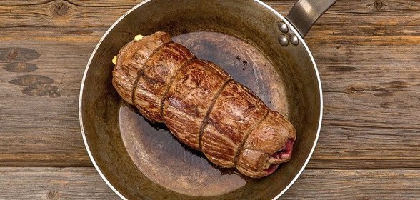 Рулет из говядины с запечеными овощами и бальзамико