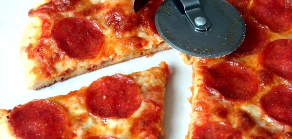 Пицца с копченой колбаской