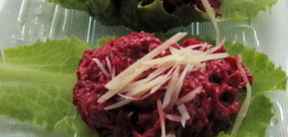 Салатные лодочки со свеклой и козьим сыром