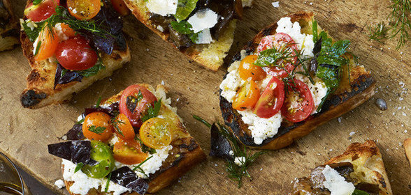 Брускетта с рикоттой и томатами черри