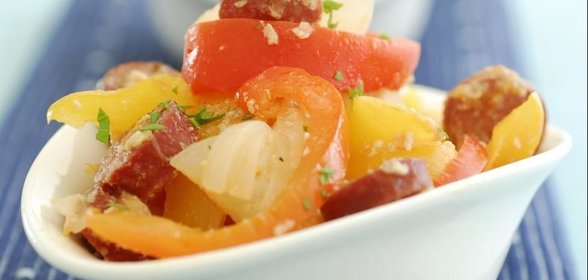 Закарпатское лечо с колбасками и яйцом