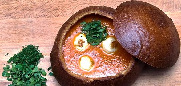 Томатный суп с куриными фрикадельками в горшочке из хлеба