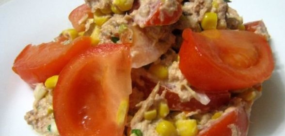 Салат из колбасы с гренками и овощами