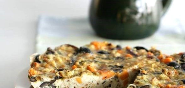 Фриттата с оливками, бататом и красным луком