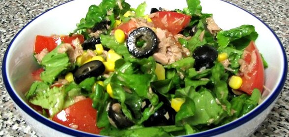 Новогодний салат с тунцом консервированным