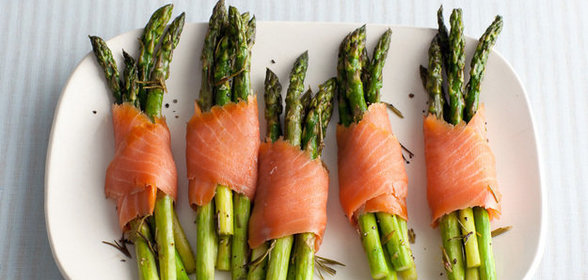Спаржа в лососе