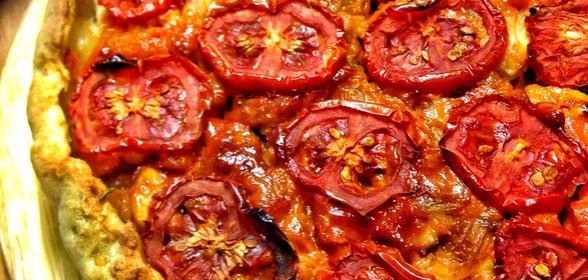 Деревенский пирог из картофельного теста с мясом и овощами