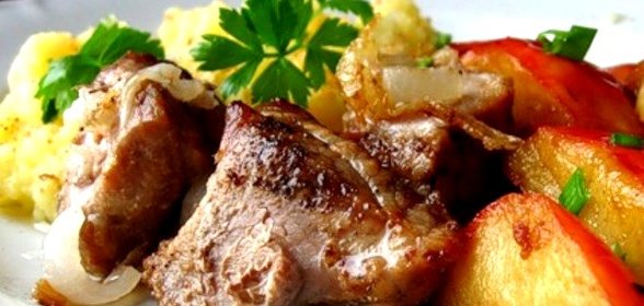 Тушеная свинина с яблоками