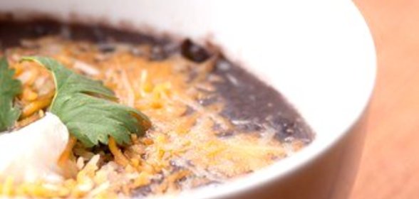 Суп из черных бобов с ямсом и сыром