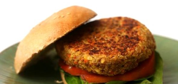 Гамбургеры с котлетами из чечевицы, овощей и сыра