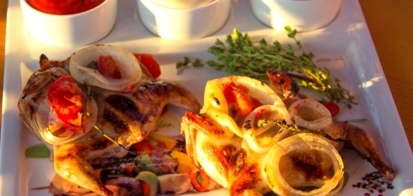 Перепела, маринованные в помидорах и луке