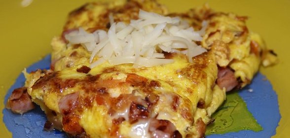 Омлет с ветчиной, луком, сыром и помидорами