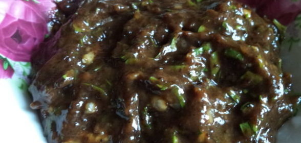 Луковый соус с маленькими луковичками