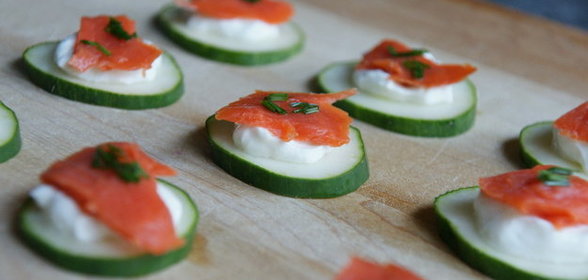 Закуска из огурца и копченой рыбы