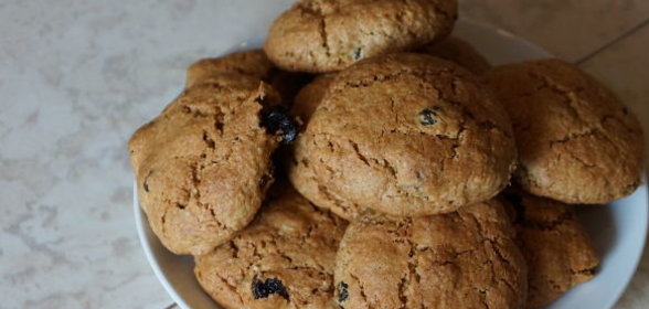 Овсяное печенье с корицей и изюмом