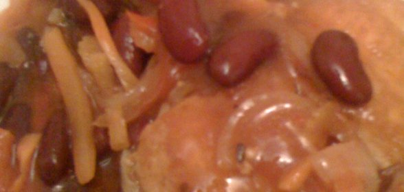 Толстолобик с фасолью под томатным соусом