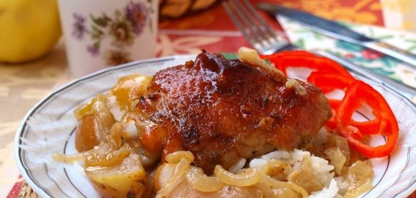 Куриные бёдрышки запечённые с яблоками