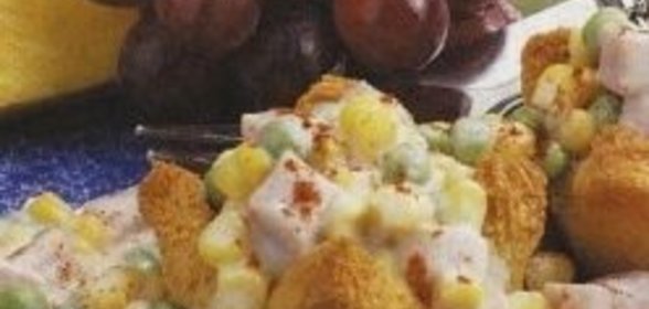 Тарталетки из хлеба с кукурузой, ветчиной и зеленым горошком