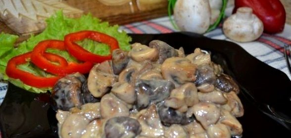Куриные сердечки с шампиньонами в сметане