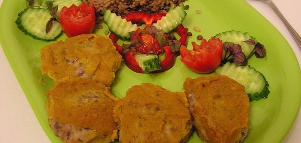 Тефтели из горбуши в фасолевом соусе с гарниром из риса и чечевицы