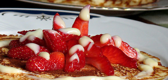 Блинчики из йогурта с клубникой и ванильным пуддингом