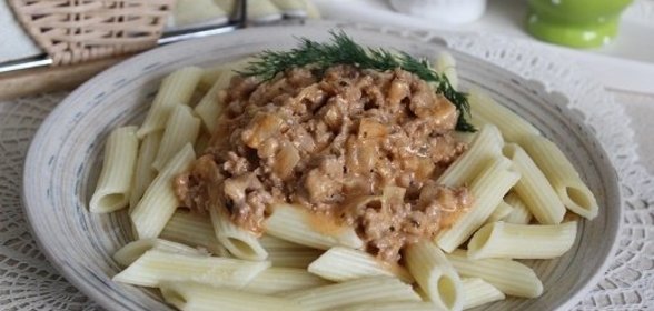 Паста пенне с мясным фаршем в сметанно-томатном соусе